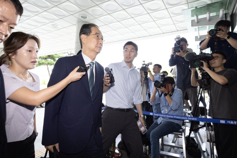 한덕수 전 국무해외 바카라사이트가 22일 오전 12·3 비상계엄 사태에 가담·방조한 혐의로 피의자 조사를 받기 위해 서울 서초구 서울고등검찰청에 마련된 내란특별검사팀 사무실에 출석하고 있다. 2025.8.22/해외 바카라사이트1 ⓒ News1 신웅수 기자