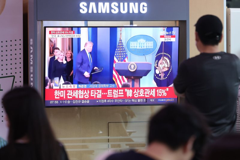[서울=뉴시스] 권창회 기자 = 미국과의 카지노 바카라협상이 기존 25%에서 15%로 타결된 지난달 31일 오전 서울 용산구 서울역에서 미국 카지노 바카라협상 타결 관련 뉴스가 송출되고 있다. 2025.08.22. kch0523@newsis.com