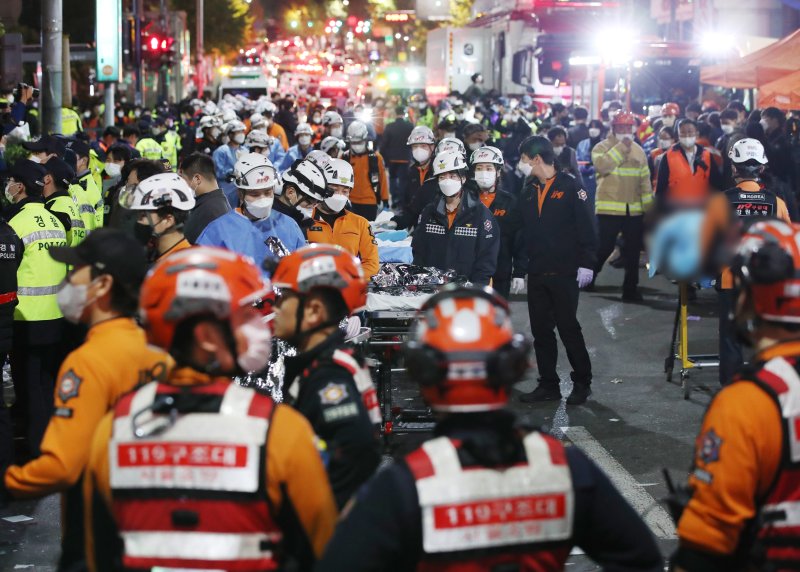 지난 2022년 10월 29일 밤 서울 용산구 이태원 일대에서 대규모 압사사고가 발생해 30일 새벽 소방구급 대원들이 사망자를 이송했다. 뉴시스