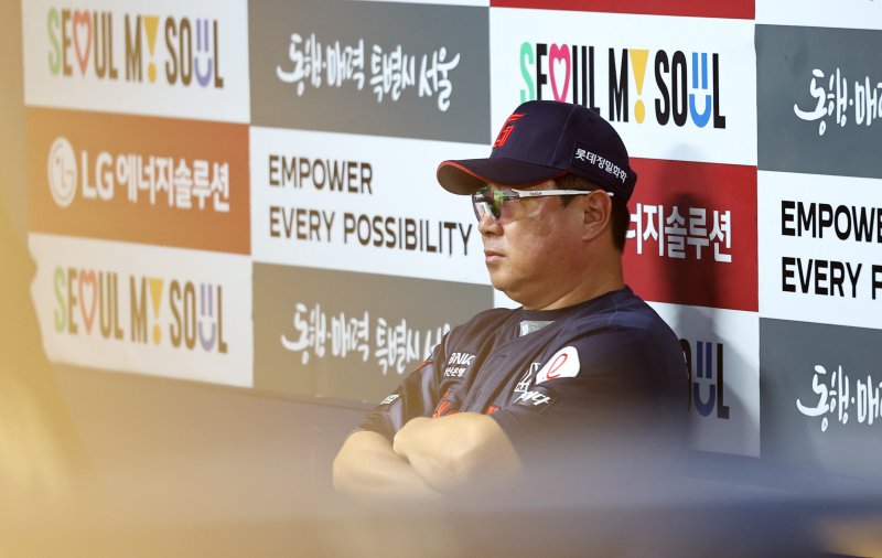 [서울=뉴시스] 최진석 기자 = 21일 서울 송파구 잠실야구장에서 열린 프로야구 '2025 신한 SOL 뱅크 KBO리그' 롯데 자이언츠와 LG 트윈스의 경기, 8회초 롯데 김태형 감독이 생각에 잠겨 있다. 2025.08.21. myjs@newsis.com