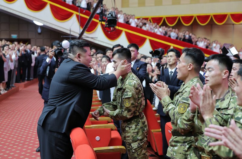 북한 노동당 기관지 노동신문은 22일 김정은 당 총비서가 귀국한 조선인민군 해외작전부대 주요지휘관에게 국가표창을 수여했다고 보도했다. 노동신문 캡처