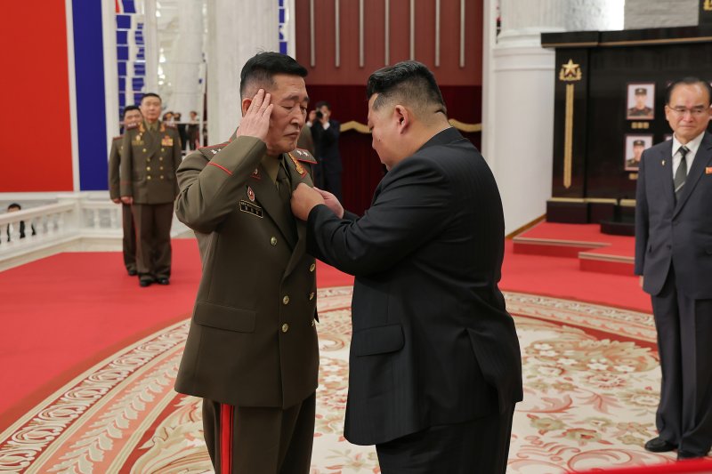북한 노동당 기관지 노동신문은 22일 김정은 당 총비서가 귀국한 조선인민군 해외작전부대 주요지휘관에게 국가표창을 수여했다고 보도했다. 노동신문 캡처