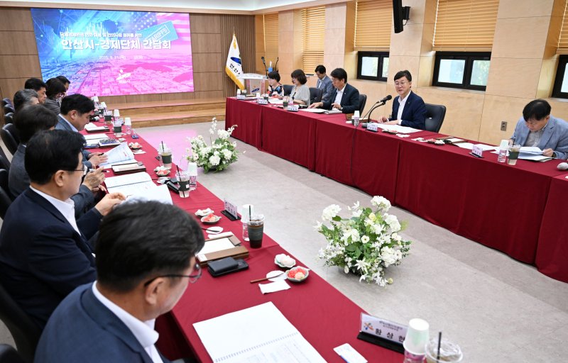 [안산=뉴시스]이민근 안산시장(오른쪽 두번 째)이 시청 제1회의실에서 열린 지역 경제단체·기관장들과의 간담회에서 인사말을 하고 있다. (사진=안산시 제공)2025.08.22.photo@newsis.com *재판매 및 DB 금지