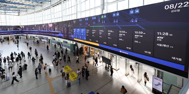 [서울=해외 바카라사이트] 최진석 기자 = 22일 시범 가동 중인 해외 바카라사이트 대형 전광판 Platform111에 열차 출도착 및 영상 송출 테스트를 위한 영상이 나오고 있다. 총 해외 바카라사이트 111m, 높이 5.5m, 면적 610.5㎡의 Platform111은 시범 가동을 거쳐 다음 달 1일 정상 운영될 예정이다. 2025.08.22. myjs@newsis.com