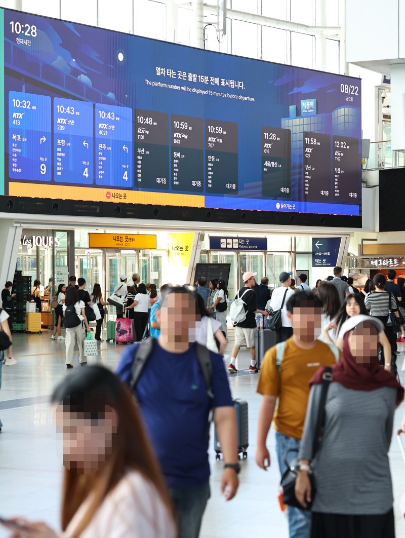 [서울=해외 바카라사이트] 최진석 기자 = 22일 시범 가동 중인 해외 바카라사이트 대형 전광판 Platform111에 열차 출도착 및 영상 송출 테스트를 위한 영상이 나오고 있다. 총 해외 바카라사이트 111m, 높이 5.5m, 면적 610.5㎡의 Platform111은 시범 가동을 거쳐 다음 달 1일 정상 운영될 예정이다. 2025.08.22. myjs@newsis.com