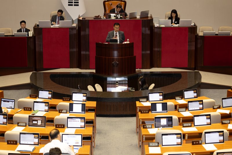 [서울=뉴시스] 김명년 기자 = 최형두 국민의힘 의원이 21일 서울 여의도 국회 본회의에서 한국교육방송공사법(EBS법) 개정안에 대한 무제한 토론(필리버스터)을 하고 있다. 2025.08.21. kmn@newsis.com