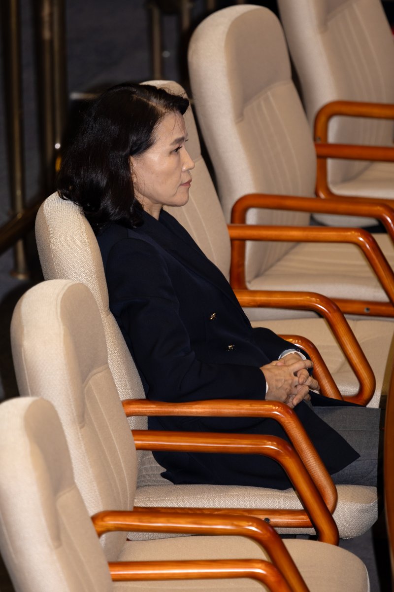 [서울=뉴시스] 김명년 기자 = 이진숙 방송통신위원장이 21일 서울 여의도 국회 본회의에서 최형두 국민의힘 의원의 한국교육방송공사법(EBS법) 개정안에 대한 무제한 토론(필리버스터)을 듣고 있다. 2025.08.21. kmn@newsis.com