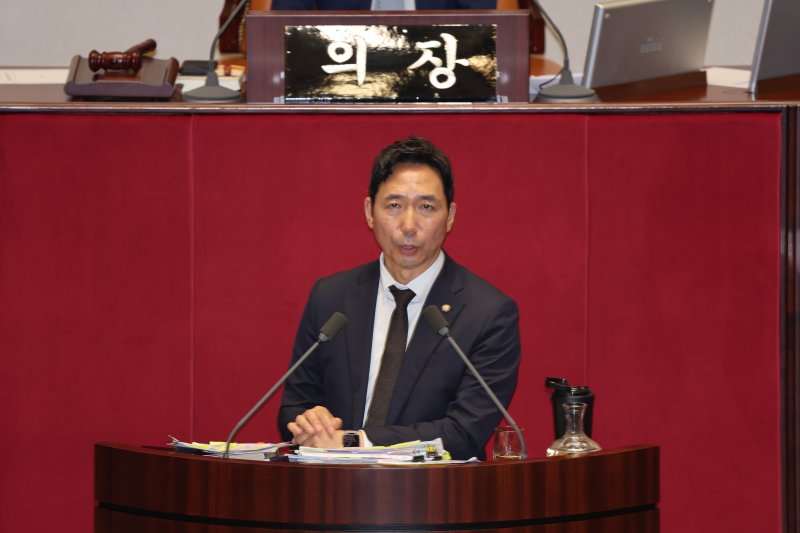 [서울=뉴시스] 김명년 기자 = 이정헌 더불어민주당 의원이 22일 오전 서울 여의도 국회 본회의장에서 한국교육방송공사법(EBS법) 개정안에 대한 무제한 토론(필리버스터)을 하고 있다. 2025.08.22. kmn@newsis.com