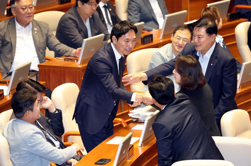 [서울=뉴시스] 조성봉 기자= 이정헌 더불어민주당 의원이 22일 오전 서울 여의도 국회에서 열린 제428회 국회(임시회) 본회의에서 한국교육방송공사법 일부개정법률안 찬성에 대한 무제한토론을 마친 뒤 동료 의원들에게 격려를 받고 있다. 2025.08.22. suncho21@newsis.com