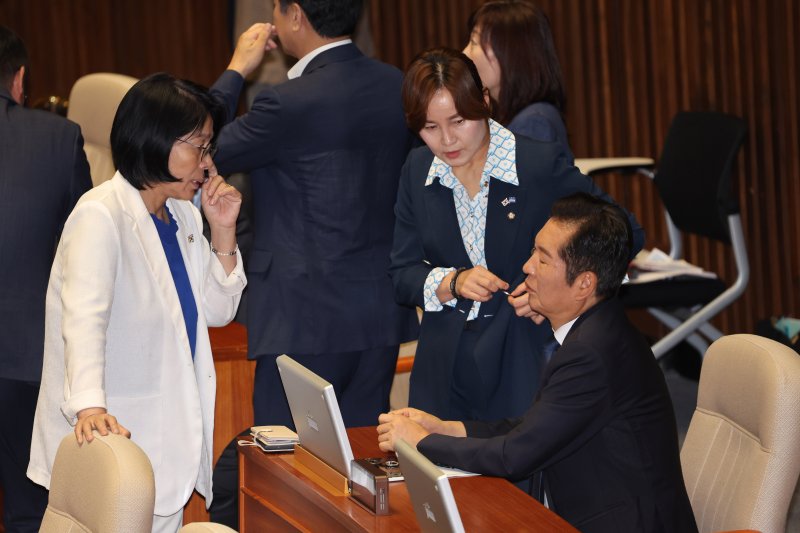 [서울=뉴시스] 김명년 기자 = 정청래 더불어민주당 대표가 22일 오전 서울 여의도 국회 본회의에서 최민희 의원과 대화하고 있다. 2025.08.22. kmn@newsis.com