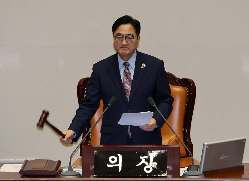 [서울=뉴시스] 김명년 기자 = 우원식 국회의장이 22일 오전 서울 여의도 국회 본회의에서 의사봉을 두드리고 있다. 2025.08.22. kmn@newsis.com