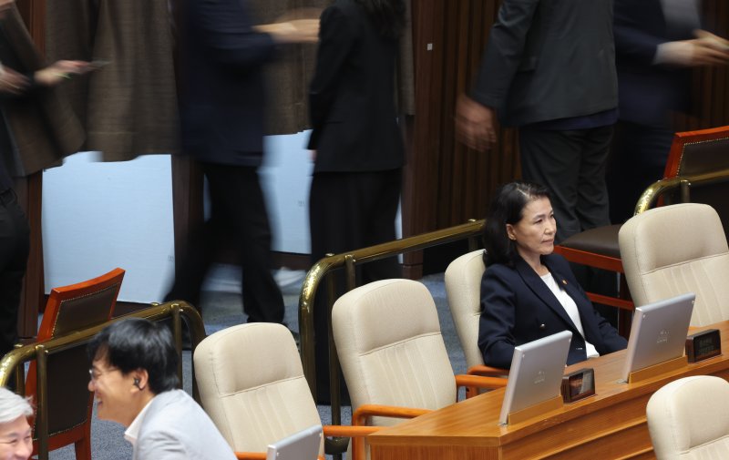 [서울=뉴시스] 김명년 기자 = 이진숙 방송통신위원장이 22일 오전 서울 여의도 국회 본회의에서 한국교육방송공사법(EBS법) 개정안에 대한 무제한 토론 종료 여부를 결정하는 투표를 기다리고 있다. 2025.08.22. kmn@newsis.com