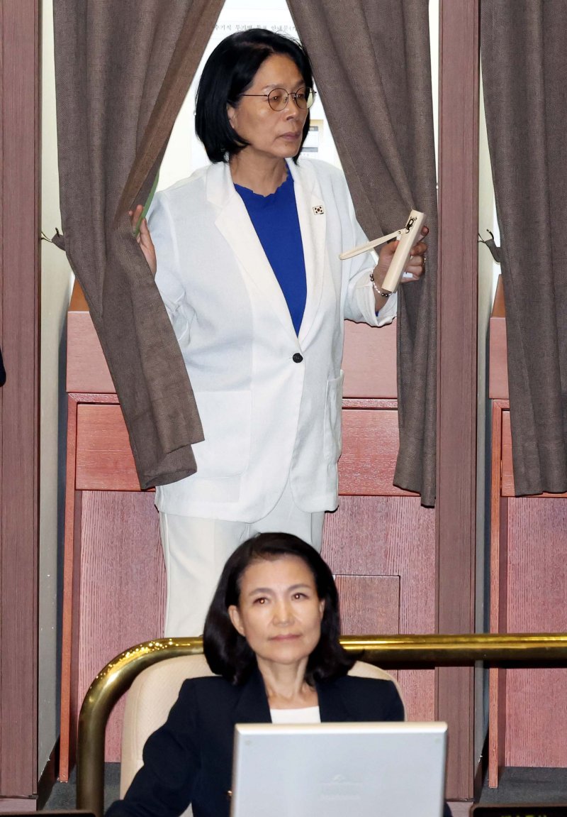 [서울=뉴시스] 조성봉 기자= 최민희 과학기술정보방송통신위원회 위원장이 22일 오전 서울 여의도 국회에서 열린 제428회 국회(임시회) 본회의에서 한국교육방송공사법 개정안에 대한 무제한 토론 종결 동의의 건 기표를 마치고 밖으로 나오고 있다. 앞은 이진숙 방송통신위원장. 2025.08.22. suncho21@newsis.com