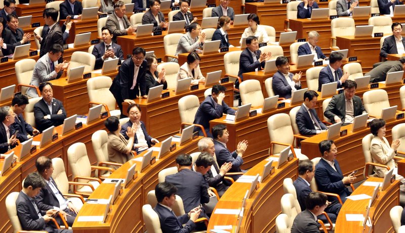 [서울=뉴시스] 조성봉 기자= 22일 오전 서울 여의도 국회에서 열린 제428회 국회(임시회) 본회의에서 한국교육방송공사법 일부개정법률안이 가결되자 더불어민주당 의원들이 박수를 치고 있다. 2025.08.22. suncho21@newsis.com