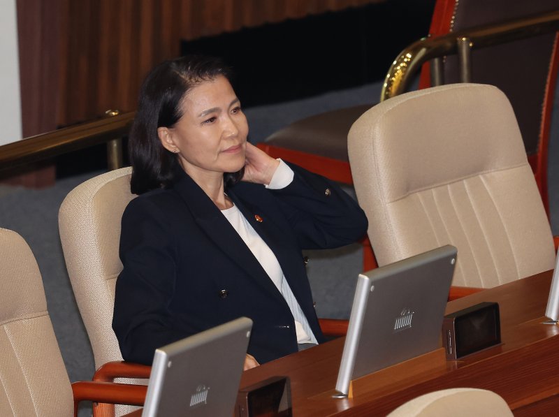 [서울=뉴시스] 김명년 기자 = 이진숙 방송통신위원장이 22일 오전 서울 여의도 국회 본회의에서 한국교육방송공사법(EBS법) 개정안에 대한 무제한 토론이 종료되자 굳은 표정을 짓고 있다. 2025.08.22. kmn@newsis.com