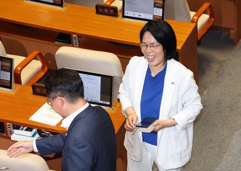 [서울=뉴시스] 김명년 기자 = 최민희 국회 과학기술정보방송통신위원장이 22일 오전 서울 여의도 국회 본회의에서 한국교육방송공사법(EBS법) 개정안이 통과된 뒤 기뻐하고 있다. 2025.08.22. kmn@newsis.com