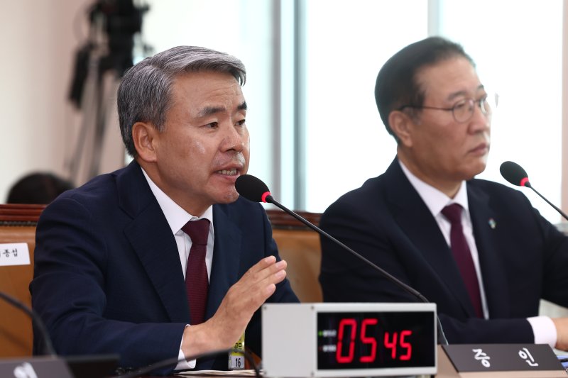 이종섭 전 국방부 장관이 지난 6월 21일 오전 서울 여의도 국회에서 열린 법제사법위원회 전체회의 순직 해병 수사 방해 및 사건 은폐 등의 진상규명을 위한 특별검사의 임명 등에 관한 법률안 관련 입법청문회에서 서영교 더불어민주당 의원의 대통령실 통화 관련 질의에 답변하고 있다. 2024.6.21/뉴스1 ⓒ News1 김민지 기자