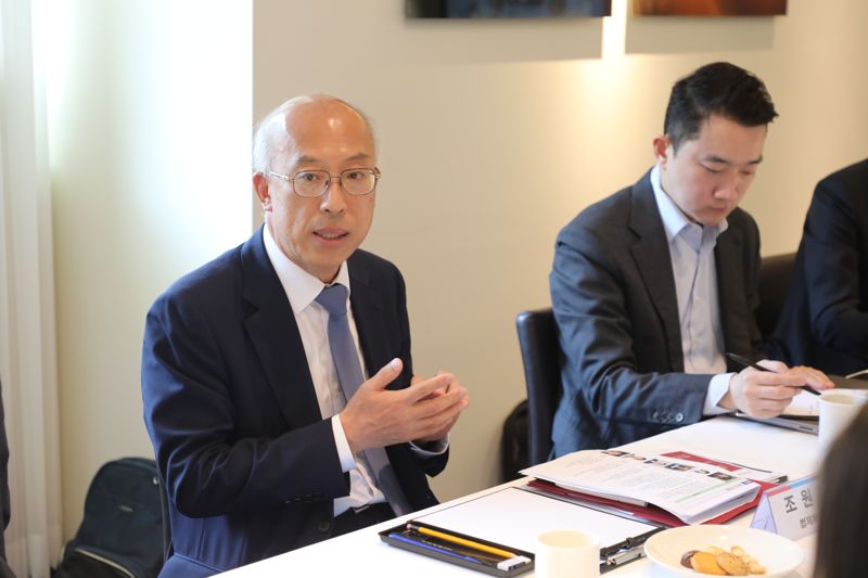 조원철 법제처장(왼쪽)이 22일 오전 서울에서 열린 학계·민간 AI 전문기업들과의 간담회에서 발언하고 있다. 법제처 제공