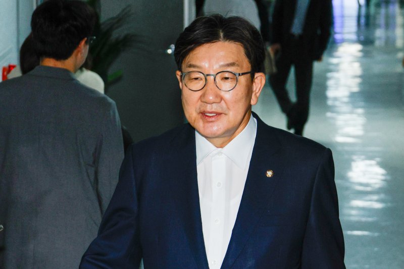 권성동 국민의힘 의원이 18일 서울 여의도 국회 의원회관에서 김건희 특검의 '건진법사-통일교 의혹' 압수수색 관련 입장을 밝히기 위해 의원실로 향하고 있다. 2025.7.18/뉴스1 ⓒ News1 안은나 기자