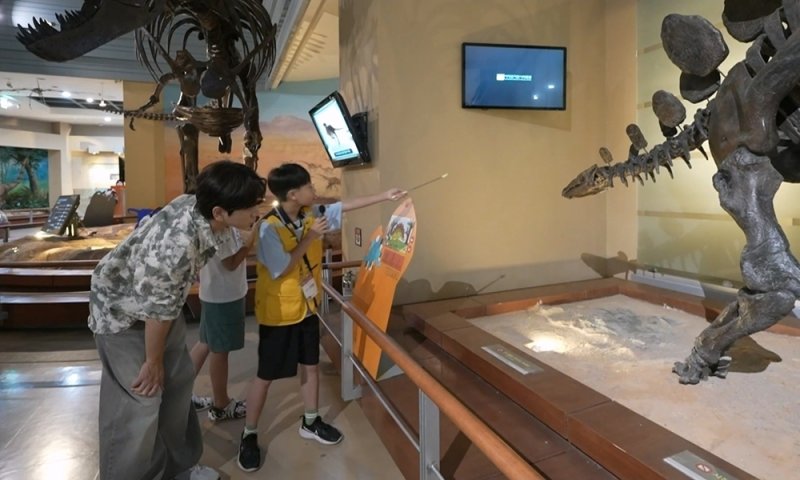 이주승, '공룡 박사' 어린이 도슨트와 열띤 토론…화석 발굴까지