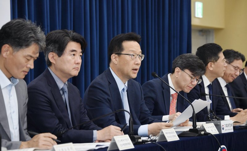 [서울=뉴시스] 윤인대 기획재정부 차관보가 19일 오전 세종시 정부세종청사에서 열린 '새정부 경제성장전략 상세 브리핑'에서 주요내용을 발표하고 있다. (사진=기획재정부 제공) 2025.08.22. photo@newsis.com *재판매 및 DB 금지