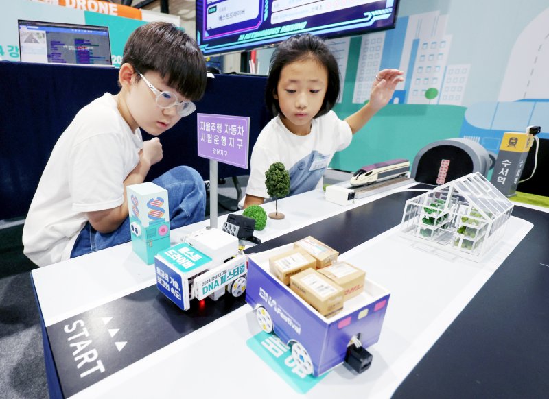 [서울=뉴시스] 김진아 기자 = 11일 서울 강남구 SETEC에서 열린 ‘강남 디지털 DNA(Dream New Area) 페스티벌’에서 학생들이 AI 자율주행차대회를 하고 있다. 2024.09.11. bluesoda@newsis.com