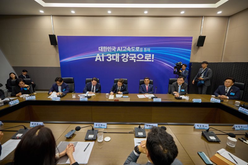 이재명 대통령이 지난 20일 울산 울주군 울산전시컨벤션센터에서 열린 인공지능(AI) 글로벌 협력 기업 간담회에서 참석자 발언을 메모하고 있다. (이재명 대통령 SNS. 재판매 및 DB 금지) 2025.6.21/뉴스1 ⓒ News1 허경 기자