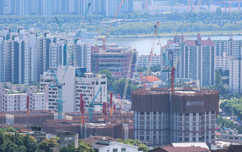 [서울=뉴시스] 권창회 기자 = 서울 남산타워 전망대에서 바라본 건설현장 모습. 2025.08.10. kch0523@newsis.com
