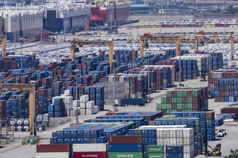 [평택=뉴시스] 김근수 기자 = 경기 평택항 부두 야적장에 수출입 컨테이너가 쌓여 있다. 2025.08.07. ks@newsis.com