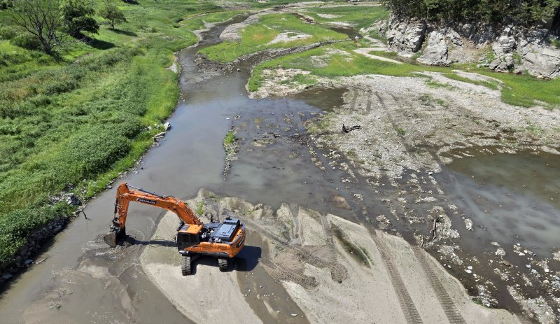 22일 강릉시 주요 상수원인 오봉저수지 상류에서 굴착기가 동원돼 물의 원활한 유입을 위한 하상 정비가 긴급 시행되고 있다. 연합뉴스