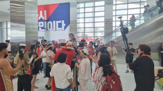 22일 충북 청주 오스코에서 열린 국민의힘 전당대회에서 찬탄·반탄 후보 지지자들은 서로 "배신자" "내란범"이라 외치며 갈등을 빚기도 했다. 사진=이해람 기자