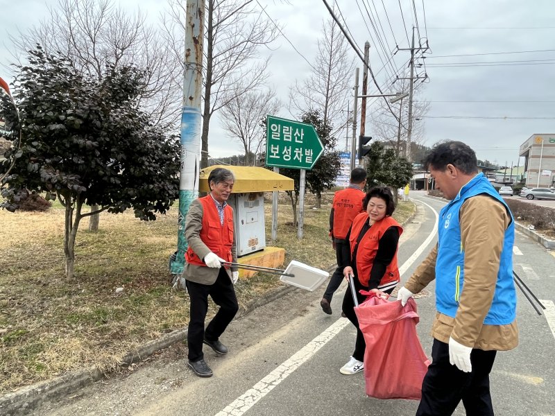 보성군민들이 다시 뛰는 '클린600' 깨끗한 농촌 환경을 만들기 위해 쓰레기를 줍고 있다.(보성군 제공)