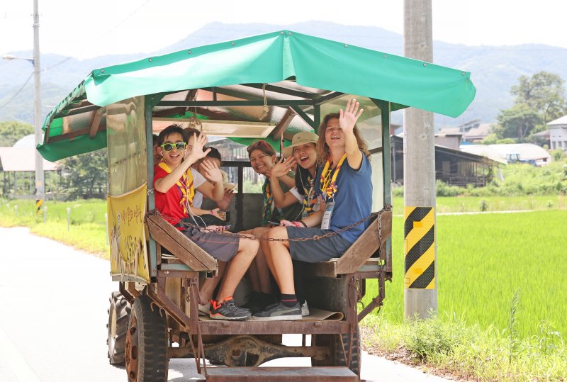 전북 임실군 임실읍 치즈마을을 찾은 덴마크 스카우트들이 경운기를 타며 농촌체험을 하고 있다.(임실군제공. 재판매 및 DB금지)2025.8.22/뉴스1