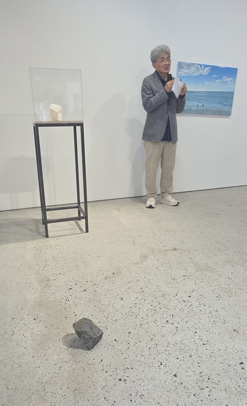 [사진=박현주 미술전문기자]안규철 작가가 열두개의 질문들 개인전을 열고 작품을 설명하고 있다. *재판매 및 DB 금지