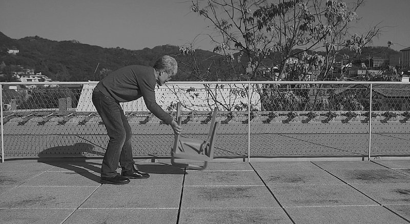 안규철 〈쓰러지는 의자 – Homage to Pina〉 2024 Single-channel video, black and white, sound 6 min. 52 sec. Courtesy of Amado Art Space이미지 제공: 국제갤러리 *재판매 및 DB 금지