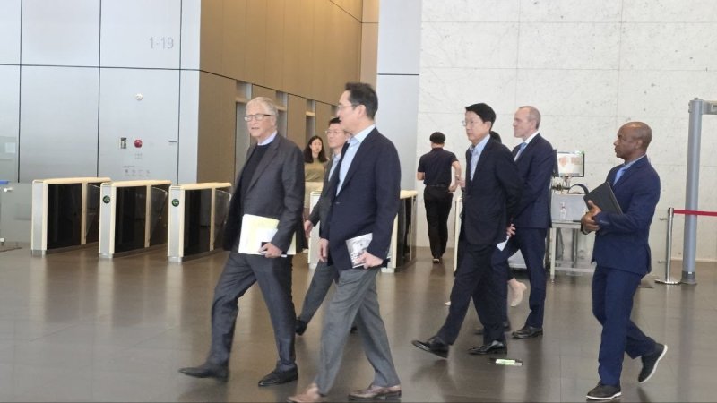 서울 삼성전자 서초사옥에서 만난 이재용 회장과 게이츠 이사장 (출처=연합뉴스)
