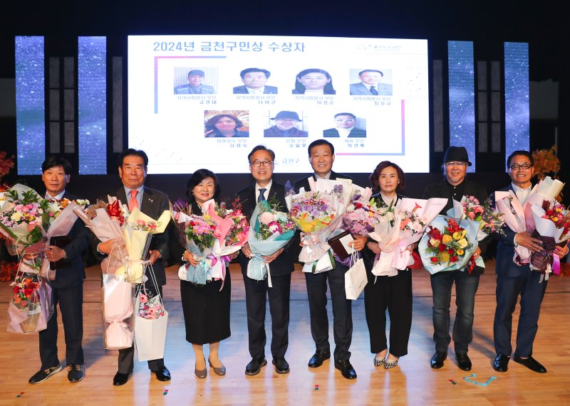 유성훈 해외 바카라사이트청장(왼쪽에서 네 번째)이 지난해 제29회 해외 바카라사이트 수상자들과 기념 촬영을 하고 있다.(해외 바카라사이트 제공)