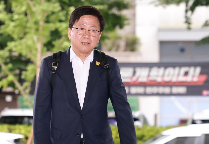 최교진 에볼루션 바카라부 장관 에볼루션 바카라자가 14일 오전 서울 영등포구 여의도 한국에볼루션 바카라시설안전원에 마련된 인사청문회 사무실로 출근하고 있다. 2025.8.14/뉴스1 ⓒ News1 권현진 기자