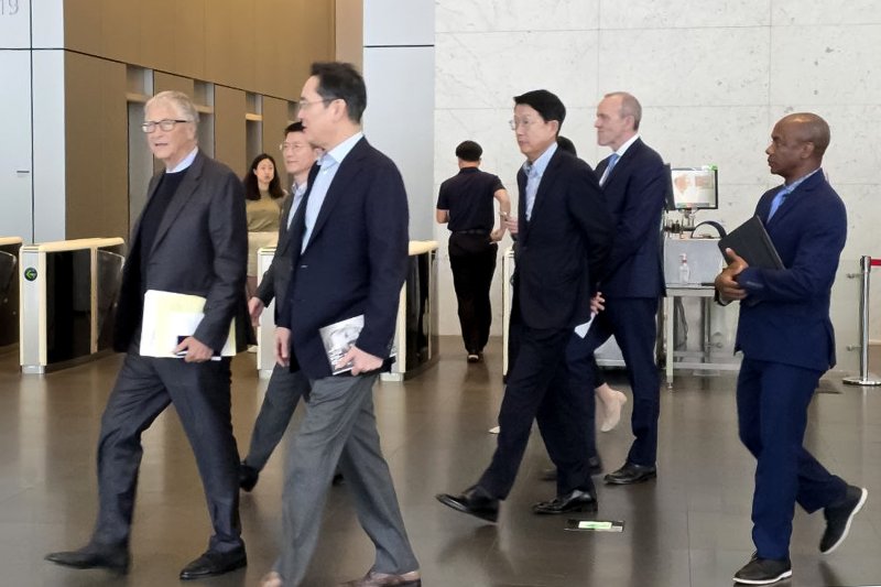 이재용 삼성전자 회장이 22일 삼성전자 서초 사옥을 방문해 오찬을 함께 한 빌 게이츠 게이츠재단 이사장을 배웅하고 있다. 삼성전자 제공