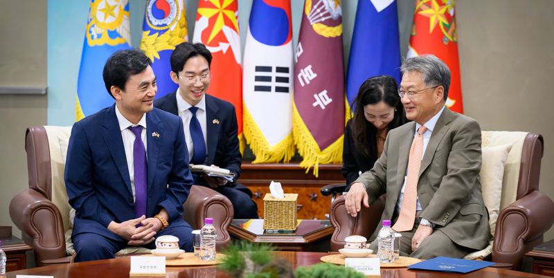 안규백 국방부 장관(왼쪽 첫 번째)과 조셉 윤 주한미국대사대리(오른쪽 첫 번째)가 22일 서울 용산구 국방부 청사에서 대화하고 있다. 국방부 제공