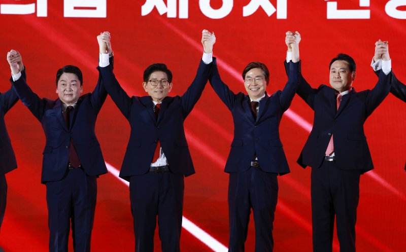 [청주=뉴시스] 고승민 기자 = 국민의힘 안철수(왼쪽부터), 김문수, 조경태, 장동혁 바카라 사이트 먹튀가 22일 충북 청주오스코에서 열린 국민의힘 제6차 전당대회에서 기념촬영하고 있다. 2025.08.22. kkssmm99@newsis.com