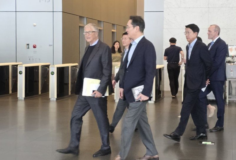 이재용 삼성전자 회장이 22일 서울 서초구 삼성전자 서초사옥을 방문해 오찬을 함께 한 빌 게이츠 게이츠재단 이사장을 배웅하고 있다. 삼성전자 제공