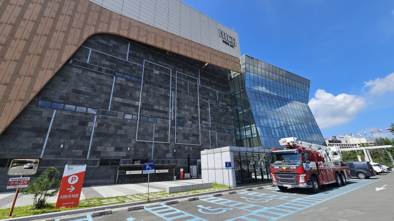 20일 APEC 2025 정상회의 회의장인 경주시 보문단지 내 화백컨벤션센터에서 마무리 공사가 진행 중인 가운데 소방당국이 화재 등에 대비해 점검하고 있다. 2025.8.20/뉴스1 ⓒ News1 최창호 기자