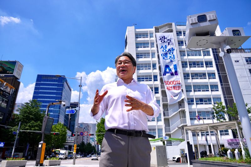 강기정 광주광역시장이 광주 인공지능(AI) 2단계 사업인 'AX(인공지능전환) 실증밸리 조성 사업'이 지난 18일 국무회의 의결에 이어 22일 과학기술정보통신부 국가연구개발사업평가총괄위원회 심의를 통과함으로써 예비타당성조사(예타) 면제 사업으로 최종 확정되자 5·18민주광장에서 AI 사업 비전을 설명하고 있다. 광주광역시 제공