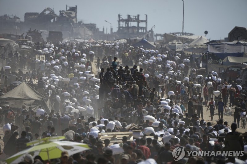 구호품 트럭에 몰린 가자지구 주민 (출처=연합뉴스)