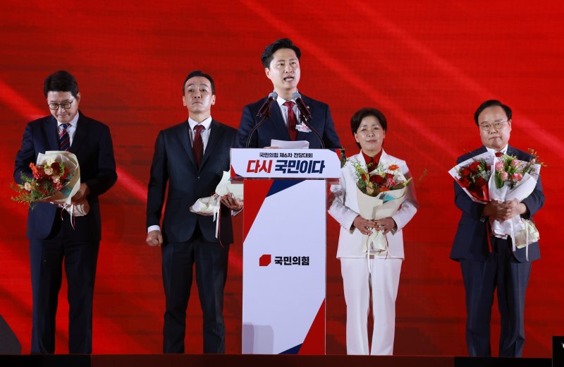 [청주=뉴시스] 고승민 기자 = 22일 충북 청주오스코에서 열린 국민의힘 제6차 전당대회에서 청년최고위원으로 선출된 우재준 의원이 당선인사를 하고 있다. 왼쪽부터 최고위원에 당선된 신동욱, 김민수 최고위원, 우 의원, 양향자, 김재원 최고위원. 2025.08.22. kkssmm99@newsis.com