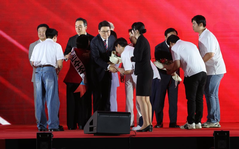 [청주=뉴시스] 고승민 기자 = 신동욱 등 국민의힘 신임 최고위원들이 22일 충북 청주오스코에서 열린 국민의힘 제6차 전당대회에서 당선축하 꽃다발을 받고 있다. (공동취재) 2025.08.22. photo@newsis.com