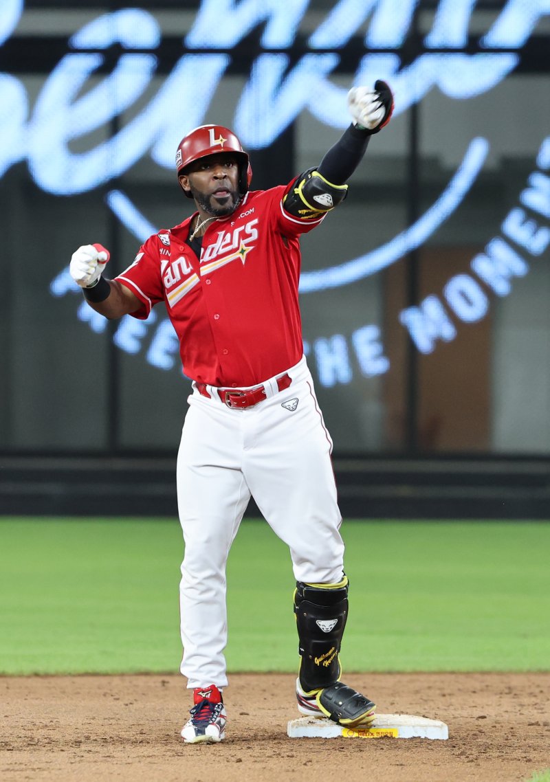 22일 대전 한화생명볼파크에서 열린 프로야구 '2025 신한 SOL 뱅크 KBO리그' 한화이글스와 SSG 랜더스 경기에서 11회초 2사 2루 상황 SSG 에레디아가 1타점 적시타를 치고 환호하고 있다. 2025.8.22/뉴스1 ⓒ News1 김기태 기자