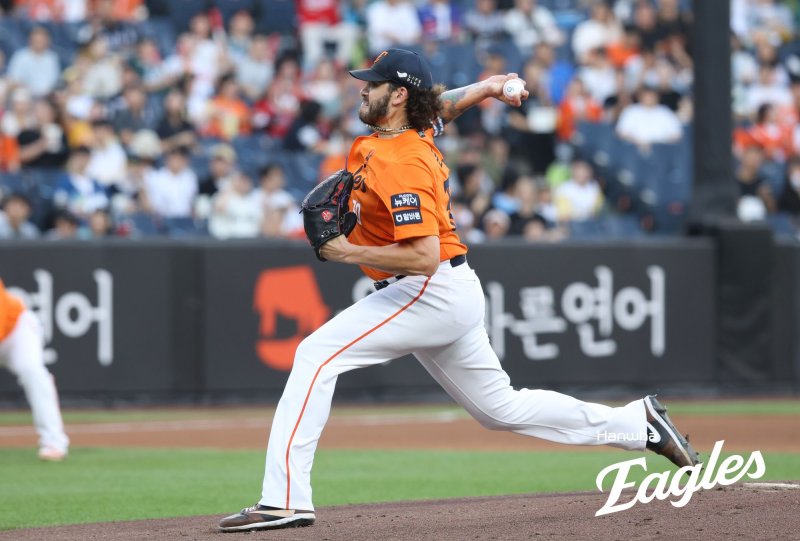 프로야구 한화 이글스 코디 폰세가 22일 대전 한화생명볼파크에서 열린 2025 신한 쏠뱅크 KBO리그 SSG 랜더스와의 경기에 선발 등판해 공을 던지고 있다. 한화 이글스 제공