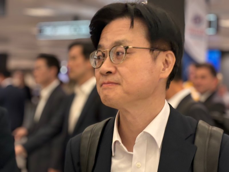 김정관 산업통상자원부 장관이 한미 정상회담을 사흘 앞둔 22일(현지 시간) 미국 워싱턴DC 인근 덜레스국제공항으로 입국해 특파원들의 질문에 답하고 있다. 뉴시스